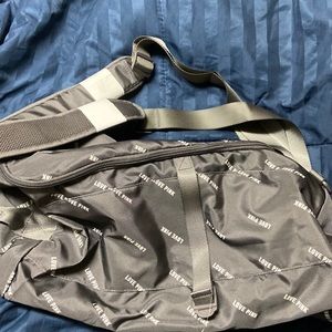 This is a Victoria’s Secret PINK duffel